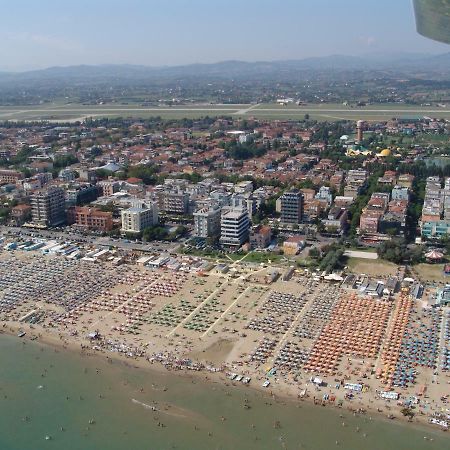 Hotel Tiziana Rimini Bagian luar foto