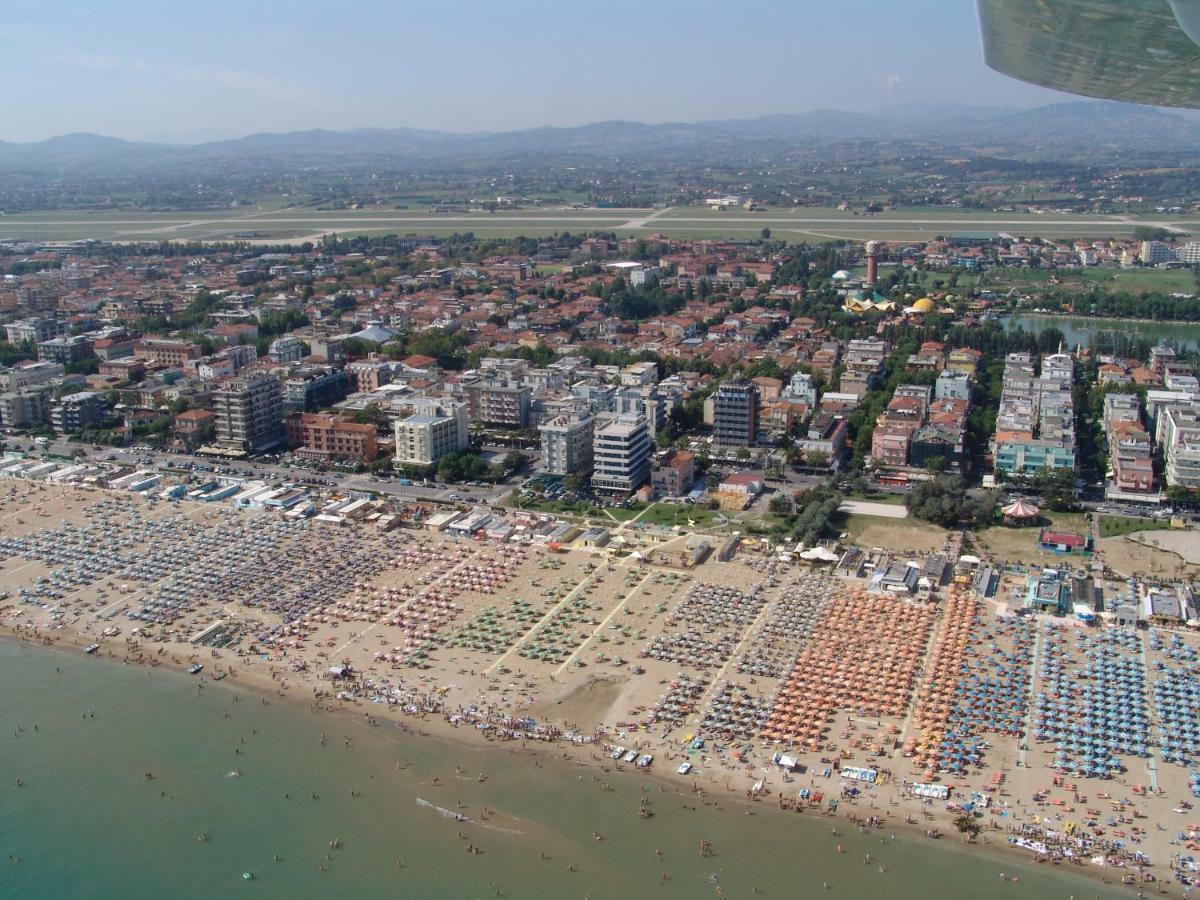 Hotel Tiziana Rimini Bagian luar foto